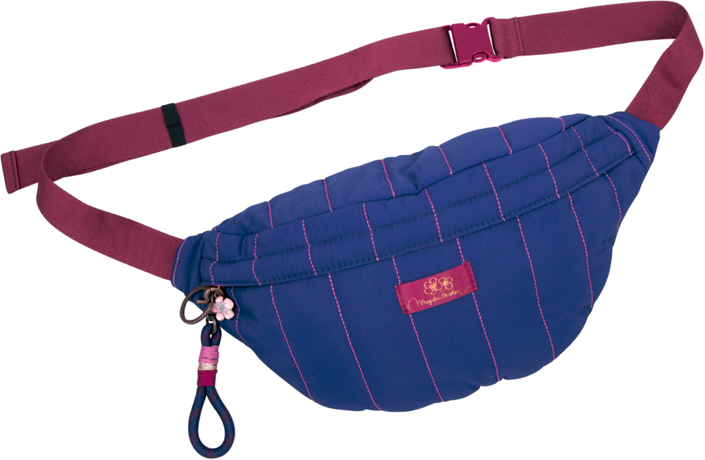Blaue gesteppte Hip Bag mit pinkem Schulterriemen, pinken Nähten und kleinem Anhänger in Blütenform.