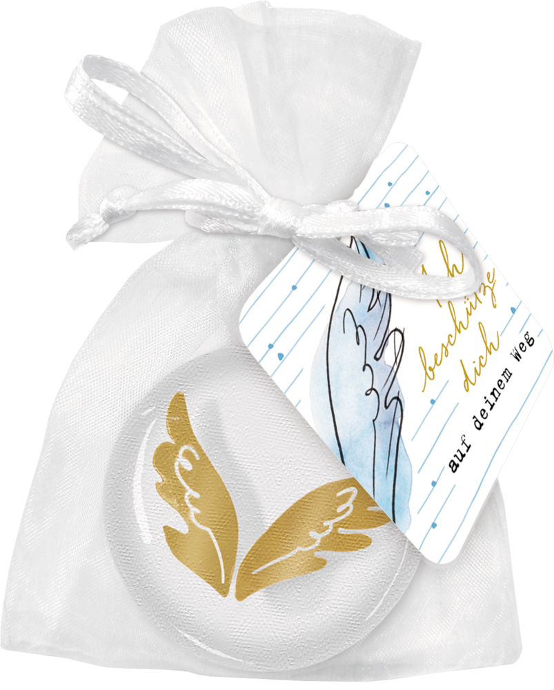 Flügel, Handschmeichler: Schutzengel-Wegbegleiter Weißer Organzabeutel mit blauem Flügeletikett, in dem sich ein Handschmeichler mit goldenem Flügeldesign befindet.
