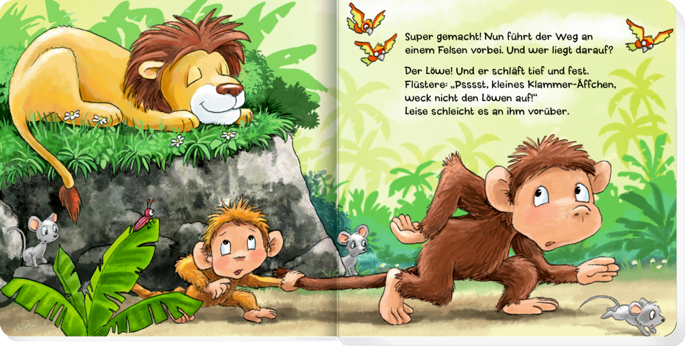 Doppelseite mit Text auf der zwei kleine Affen an einem schlafenden Löwen vorbei schleichen und Mäuse in der Nähe im Dschungel sitzen.