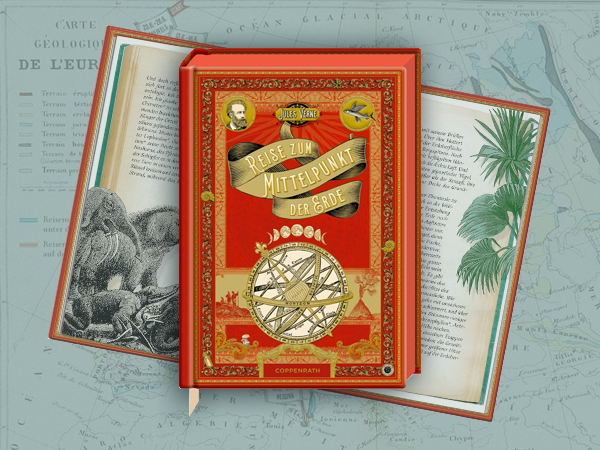 Cover des Buches "Reise zum Mittelpunkt der Erde" auf einer weiteren Ausgabe dieses Titel welche jedoch aufgeschlagen ist. Im Hintergrund ein blau Türkises Kartenbild