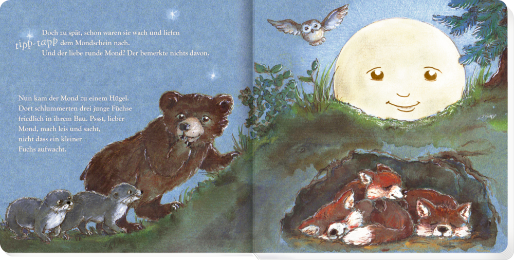Buchinnenseite mit freundlich lächelndem Vollmond, der über einen Hügel mit einer schlafenden Fuchsfamilie schaut.