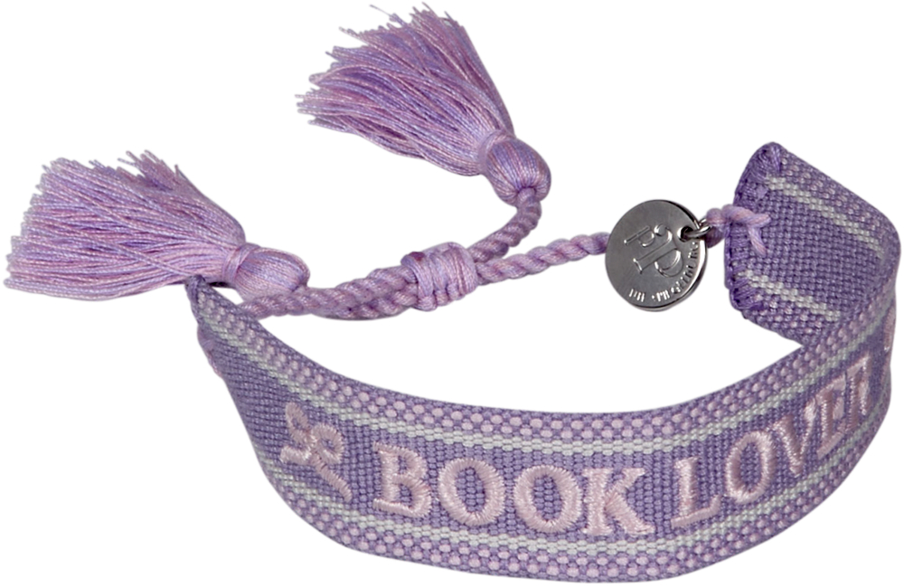 Lila gewebtes Armband mit Quasten, silberfarbenem Anhänger und dem Text „BOOK LOVER“.