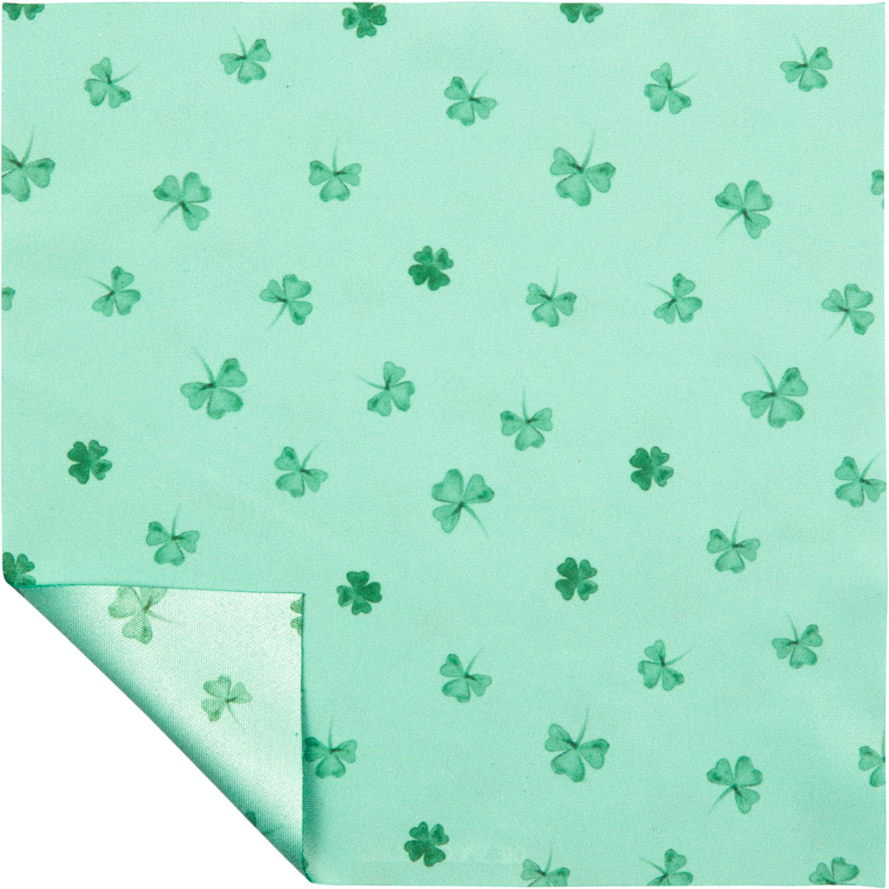 Hellgrünes Brillenputztuch mit dunkelgrünem Kleeblattmuster, eine Ecke ist leicht gefaltet.