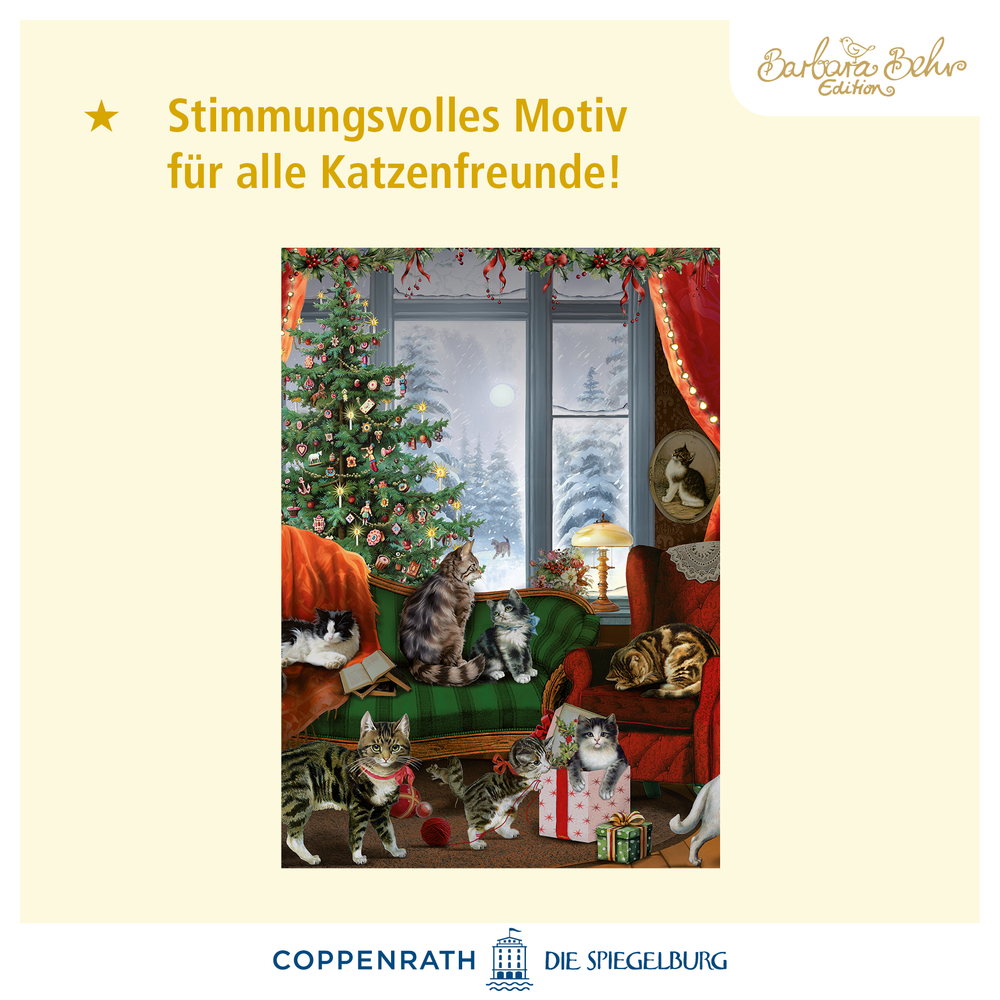 Mehrere Katzen in weihnachtlich geschmücktem Wohnzimmer mit Tannenbaum, Geschenken und Blick auf verschneite Landschaft.