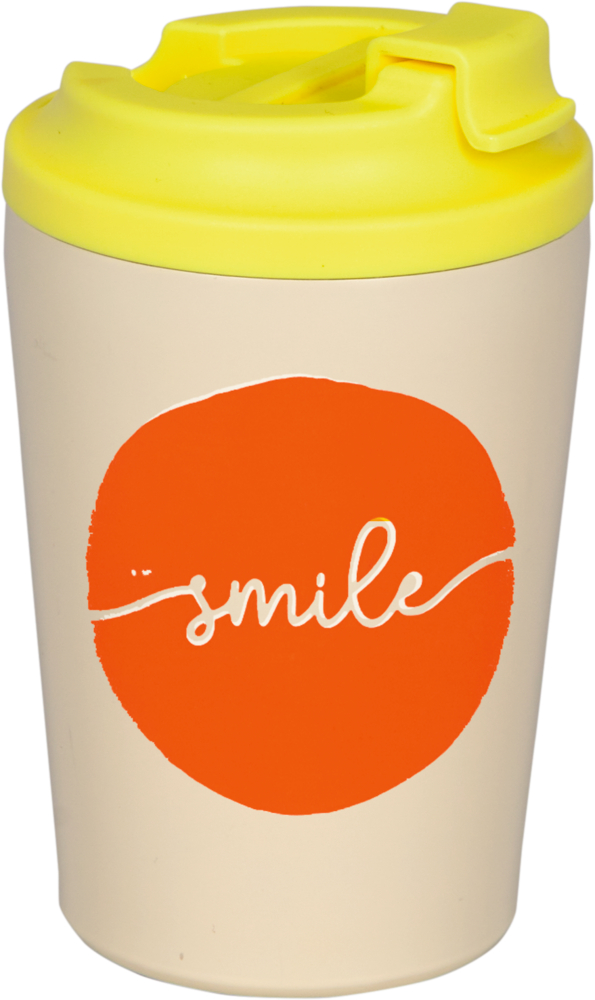Beigefarbener Trinkbecher mit gelbem Deckel. Vorne ein oranger Kreis mit dem Schriftzug smile.