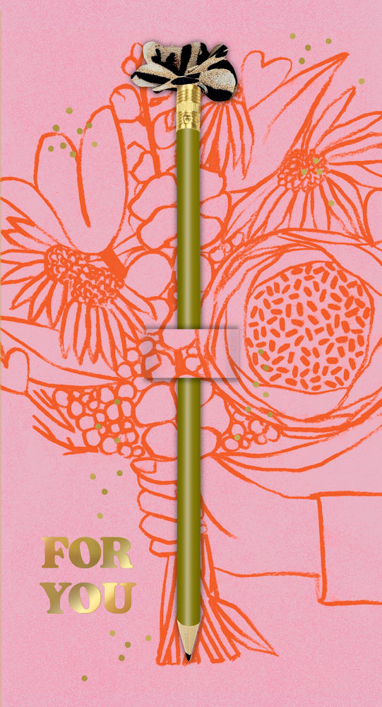 Grüner Bleistift mit Stoffblume oben auf rosa Hintergrund mit orangefarbenem Blumenmuster und goldener Aufschrift „FOR YOU“.