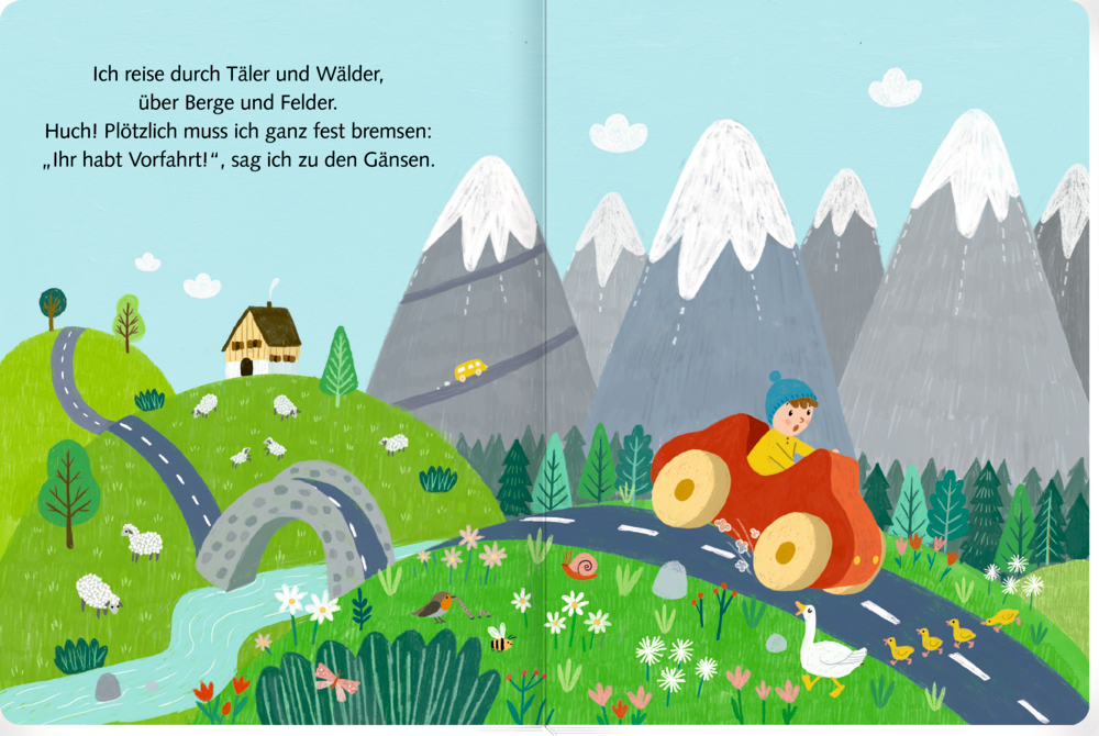 Person fährt im roten Auto durch Berge und bremst wegen Gänsen auf der Straße, auf einer Doppelseite mit Text.