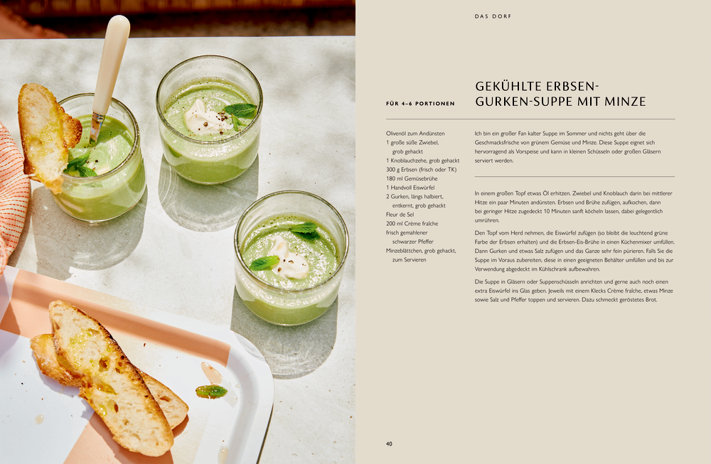 Drei Gläser grüne Erbsen-Gurken-Suppe mit Minze und Sahne, daneben geröstetes Brot auf Tablett und Serviette.