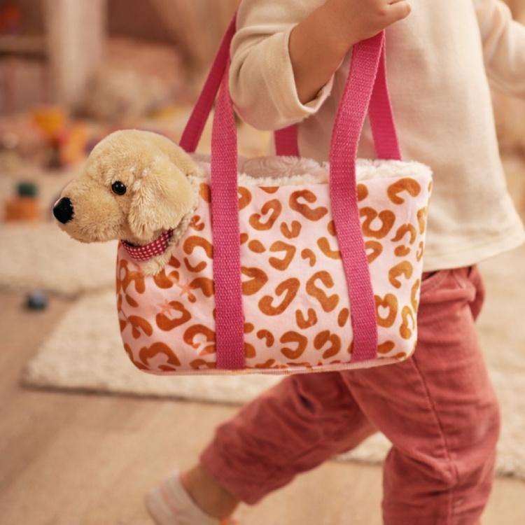 Kind trägt eine Tasche mit herausschauendem Plüschhund