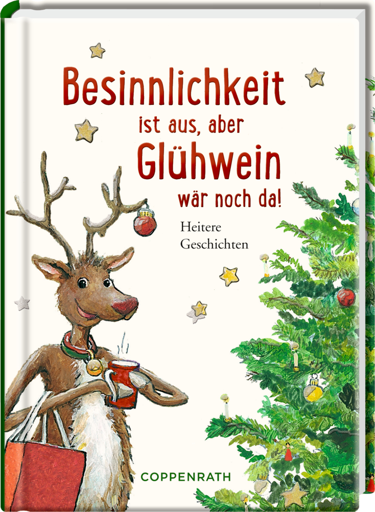 Auf einem festlichen Buchcover steht neben einem geschmückten Weihnachtsbaum ein Rentier mit einer Tasse.