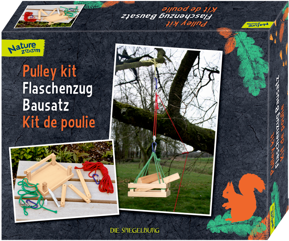 Bausatz Flaschenzug - Nature Zoom Karton für einen Flaschenzug-Bausatz mit mehrsprachigem Text, Bildern eines Holzflaschenzugs und einem Eichhörnchen.