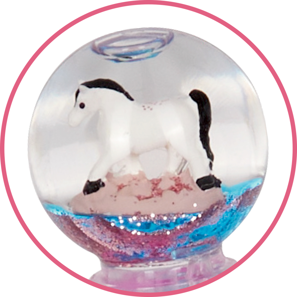 Detailaufnahme einer kleinen Pferdefigur in einer durchsichtigen Kugel mit blauem und rosa Glitzer am Boden.