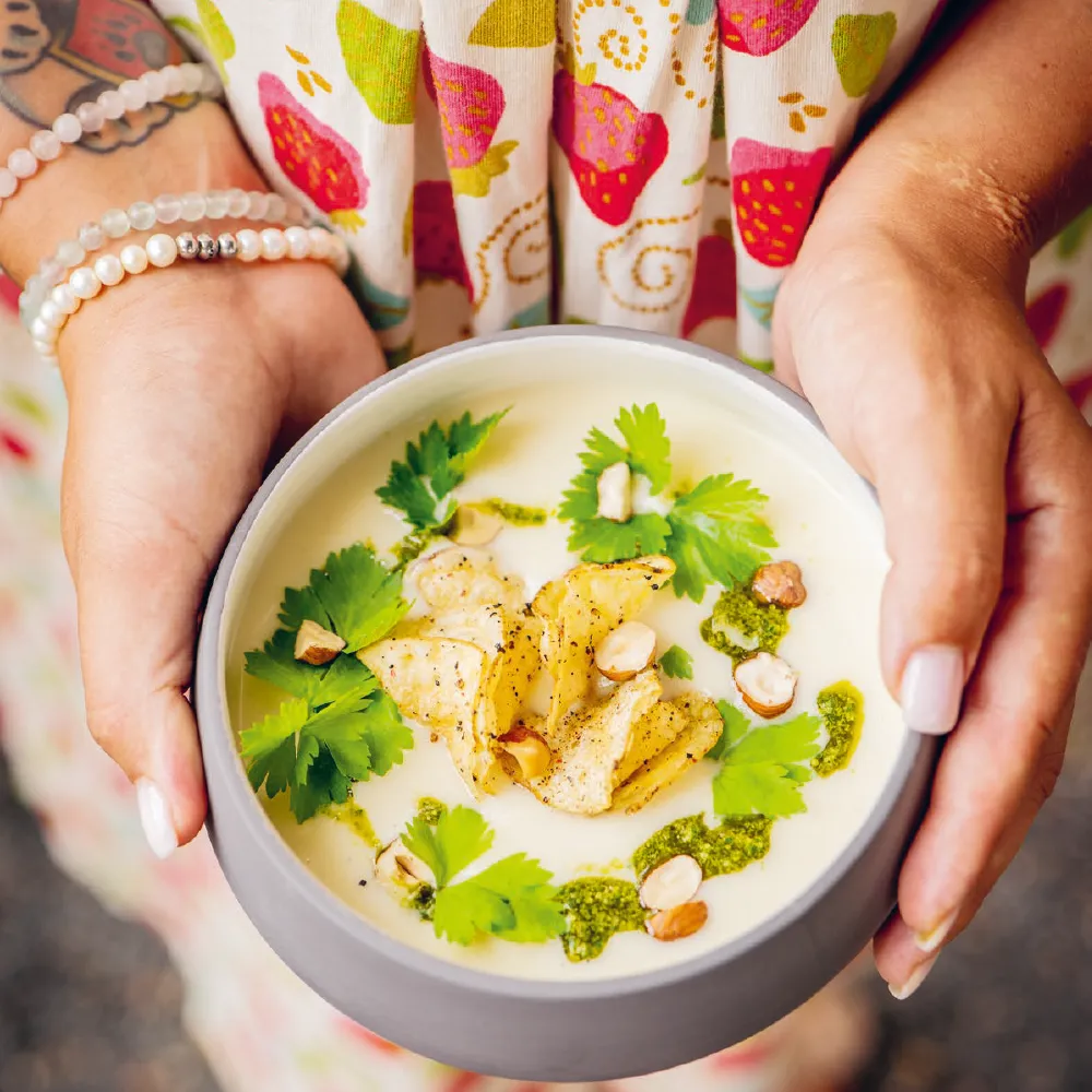 Cremige Topinambursuppe mit Schnittsellerie-Haselnuss-Pesto