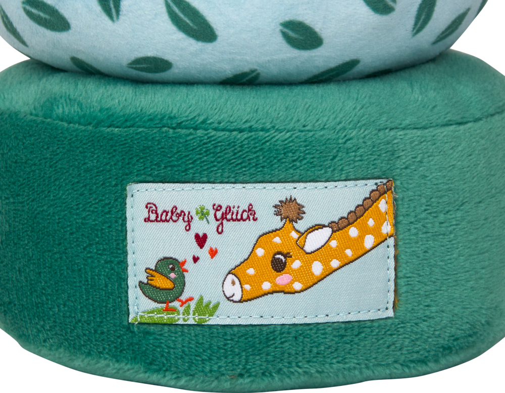 Aufnäher mit Giraffe, Vogel, Herzen, Blättern und dem Schriftzug Baby Glück auf grünem Stoff.