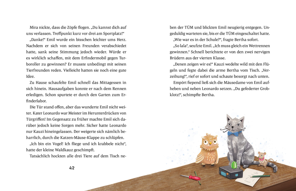 Eine ältere Frau geht neben einem im Go-Kart sitzendem, lächelnden Kind her, am Wegesrand wachsen Grünpflanzen.