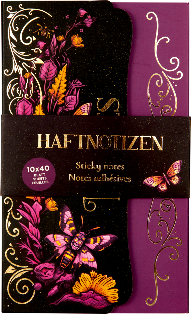 Lila-schwarzer Notizbucheinband mit schwarzer Bandarole und goldenen Schnörkeln, Blumenmustern, einem Schmetterling und einer rosa Motte auf dem Umschlag.