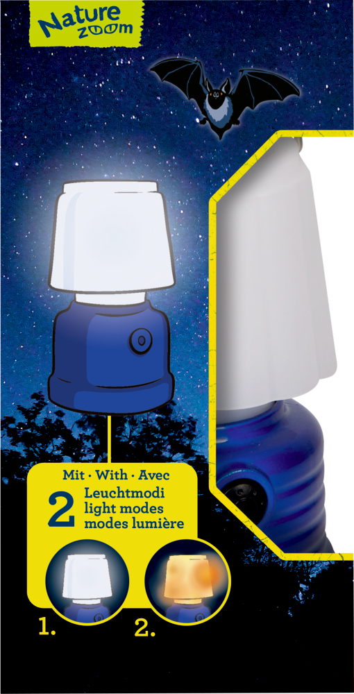 Blaue Campinglaterne mit zwei Lichtmodi unter Sternenhimmel, Fledermaussilhouette und Nature Zoom-Logo.