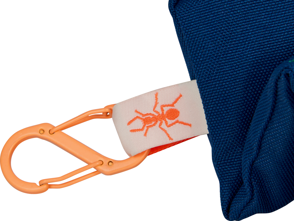 Oranger Karabiner an  Stoffschlaufe. Orange Ameise auf weißem Etikett.
