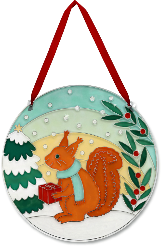 Runde Weihnachtsdekoration mit rotem Band, zeigt ein rotes Eichhörnchen mit Schal und Geschenk im Schnee vor Tanne und Zweig.