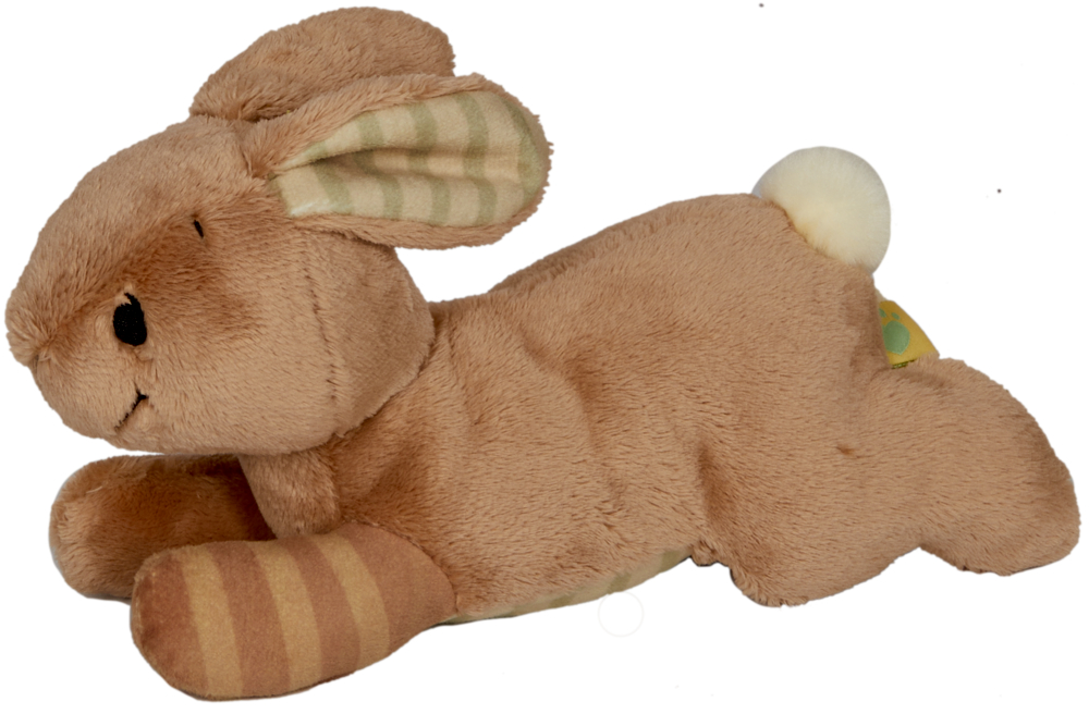 Liebling-Kaninchen (J. Tourlonias) Brauner Plüschhase mit gestreiften Ohren und Beinen, liegend, mit einem weißen, flauschigen Schwanz.