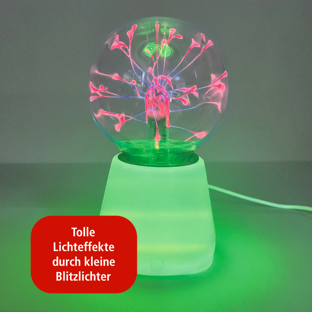 Plasmakugel mit leuchtenden farbigen Entladungen auf grün leuchtendem Sockel, Stromkabel sichtbar.