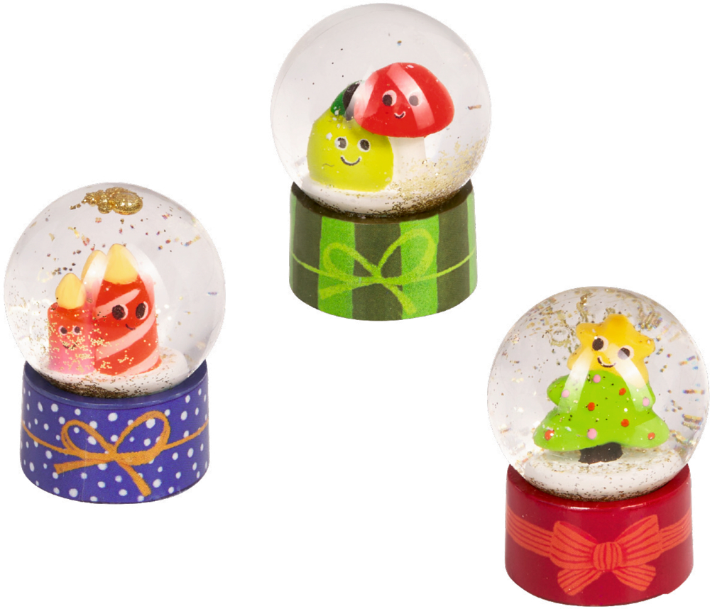 Drei kleine Schneekugeln mit Figuren: Tannenbaum mit Stern, Pilz mit Gesicht, rot-rosa Kerzen, auf bunten Sockeln mit Schleifenmuster.