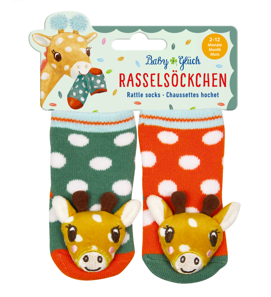 Zwei Paar Babysocken mit Punkten und niedlichen Giraffenköpfen in Grün und Rot an einer bunten Pappkarte.