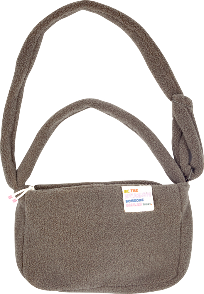 Braune Fleece-Umhängetasche mit einem kleinen bunten Patch auf der Vorderklappe.