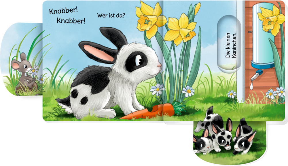 Ein schwarz-weißer Hase frisst eine Karotte neben Blumen. Eine Maus und vier junge Hasen schauen hervor.