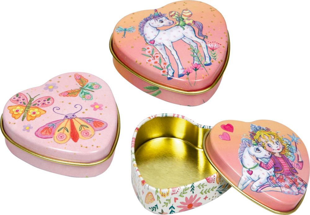 Drei herzförmige Dosen mit bunten Zeichnungen von Einhörnern, Schmetterlingen und einem Mädchen auf einem Einhorn.