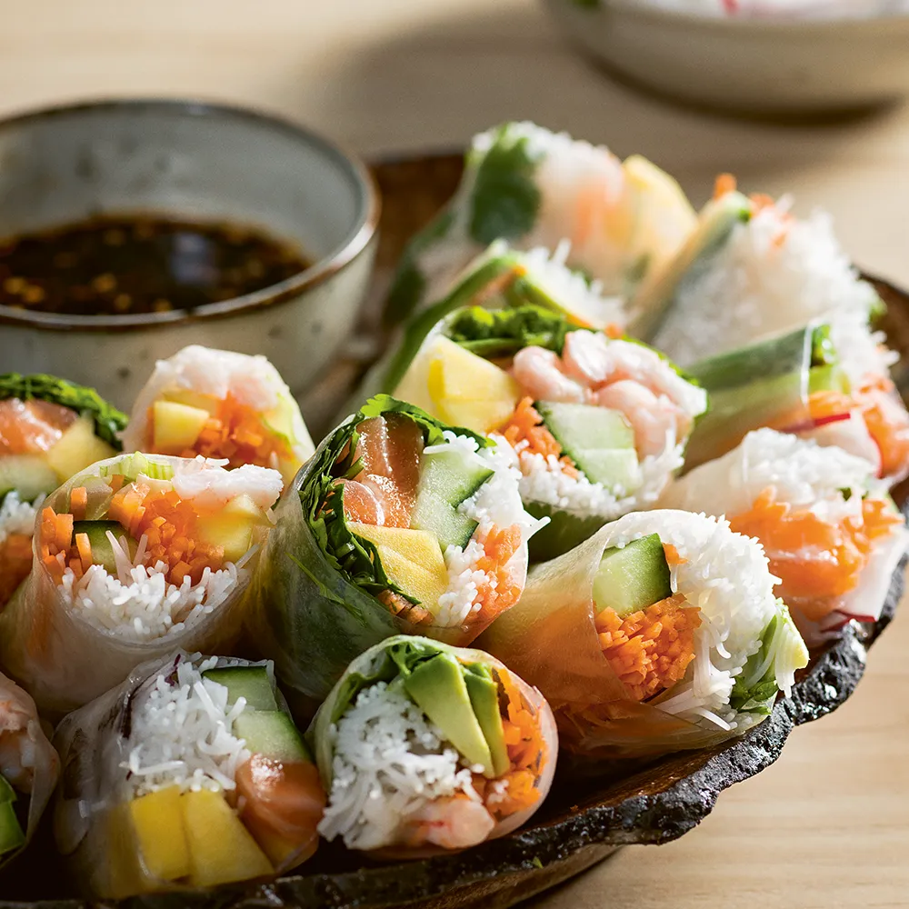 Vietnamesische Sommerrollen mit Garnelen und Dip