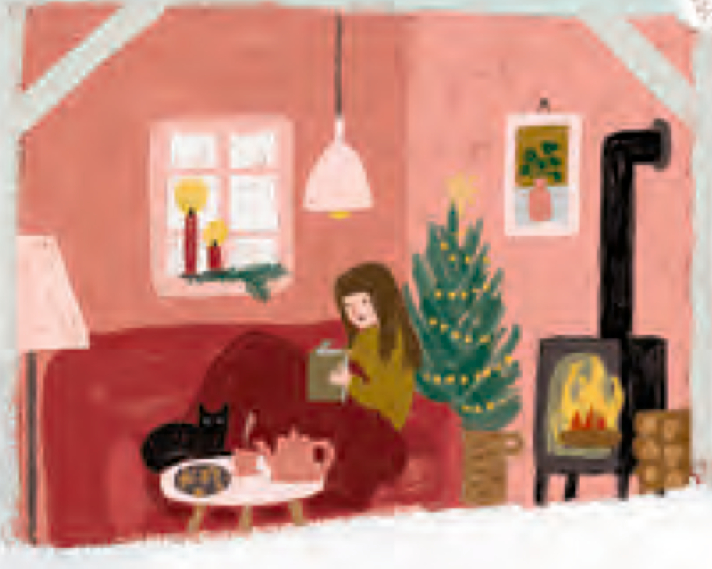 Frau liegt auf dem Sofa mit Katze, Tee und Keksen am Ofen neben einem geschmückten Weihnachtsbaum.
