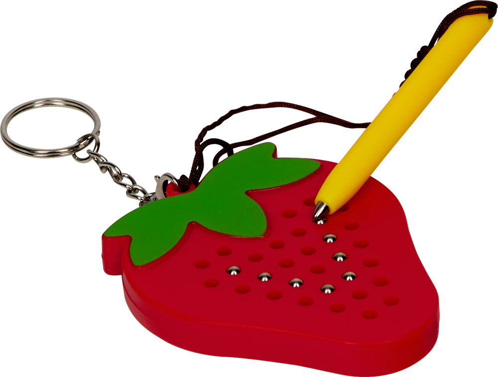 Erdbeerförmige Fläche mit Löchern, Metallkugeln und Stift als Schlüsselanhänger.