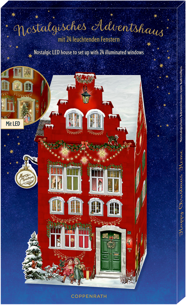 Rotes Adventshaus mit 24 beleuchteten Fenstern, festlichem Grün und verschneitem Eingang.