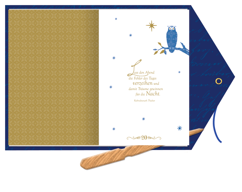 Adventsbuchseite mit einer Eule auf einem Ast, Sternen und Text auf weiß-goldenem Hintergrund.