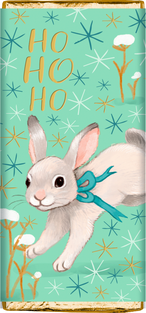 Hase mit blauer Schleife, „Ho Ho Ho“-Schriftzug, auf einer Schokoladenverpackung mit blaugrünem Hintergrund, Sternen und Pflanzen.