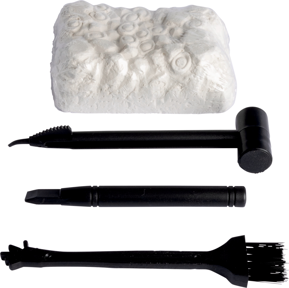 Strukturierter weißer Aushubblock mit drei schwarzen Werkzeugen: Hammer, Meißel und Bürste.