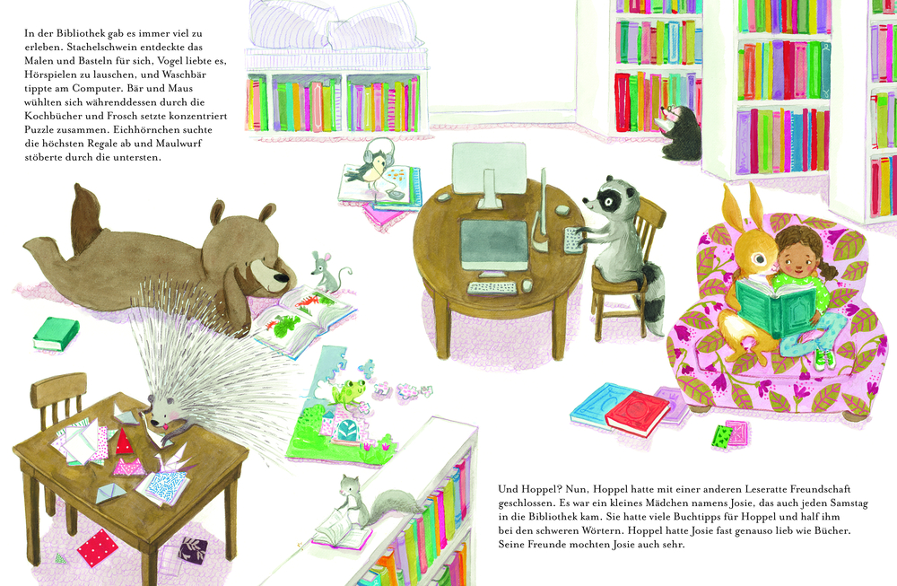 Tiere lesen, zeichnen und spielen in einer Bibliothek voller Bücher und gemütlicher Möbel.