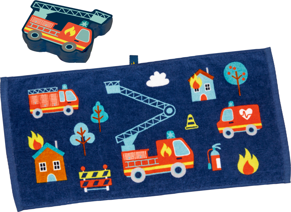 Blaues Handtuch mit Feuerwehrautos, Häusern, Bäumen, Flammen, Feuerwehrsymbolen; darüber ein HAndtuch in Verpackung.