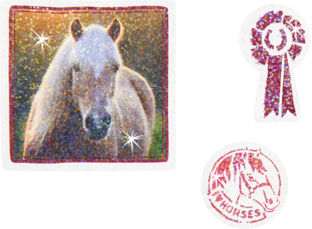 Glitzernder Pferdeaufkleber, Siegerband und ein rundes „I love HORSES“-Abzeichen.