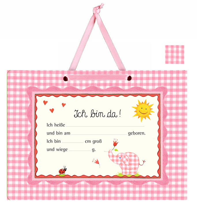 Rosa karierter Bilderrahmen mit Geburtsanzeige "Ich bin da" und einer Aufhängung aus rosa schleifenband.