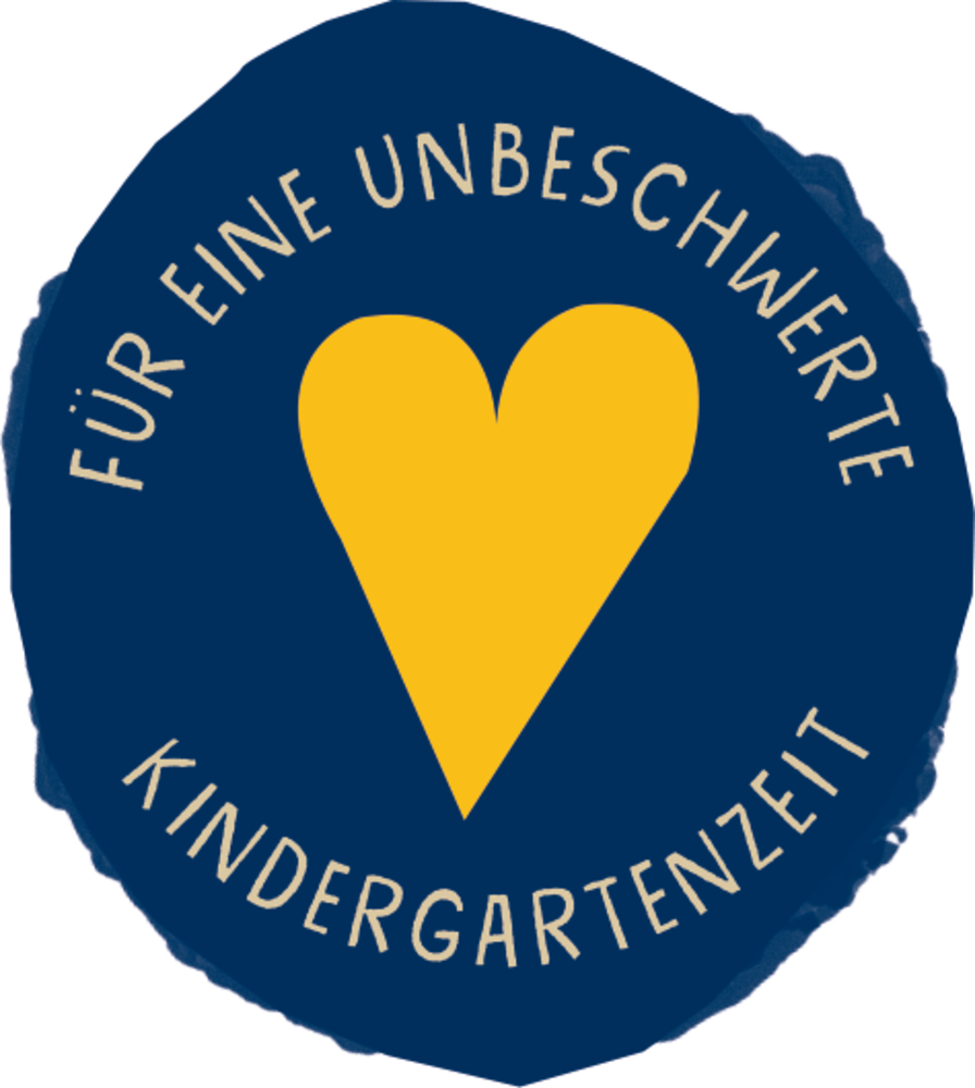 Dunkelblauer Kreis mit gelbem Herz und dem deutschen Text: Für eine unbeschwerte Kindergartenzeit.