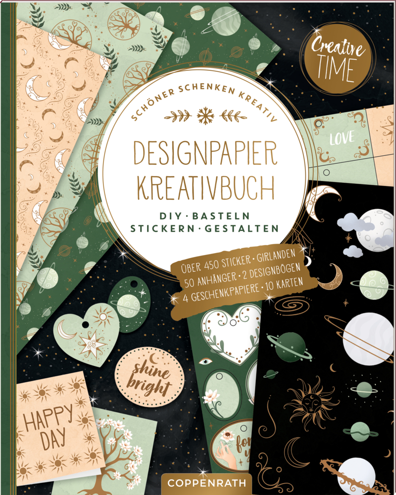 Kreativer Buchumschlag aus Papier mit Himmels- und Naturmotiven, Aufklebern und Geschenkanhängern.
