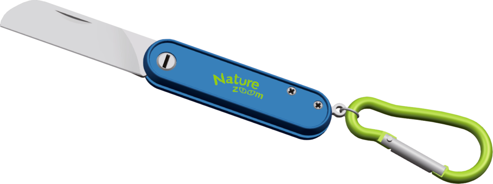 Blaues Klapptaschenmesser mit dem Text „Nature Zoom“ und einem grünen Karabinerhaken zum einfachen Tragen.