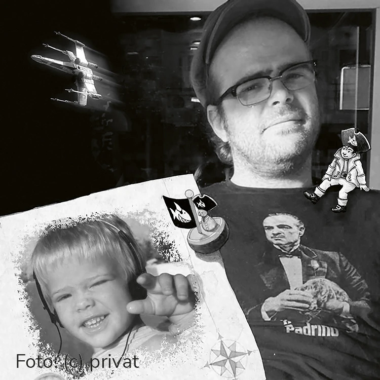 Schwarz-weiß Bild eines Mannes mit Kindheitsfoto und Piratenillustration