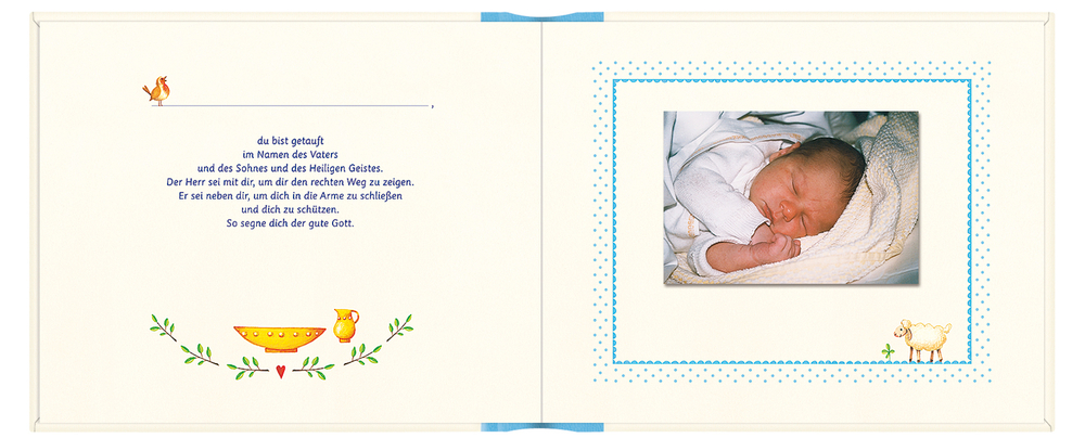 Aufgeschlagenes Babybuch: Links ein deutsches Gedicht, rechts ein Foto des schlafenden Neugeborenen.