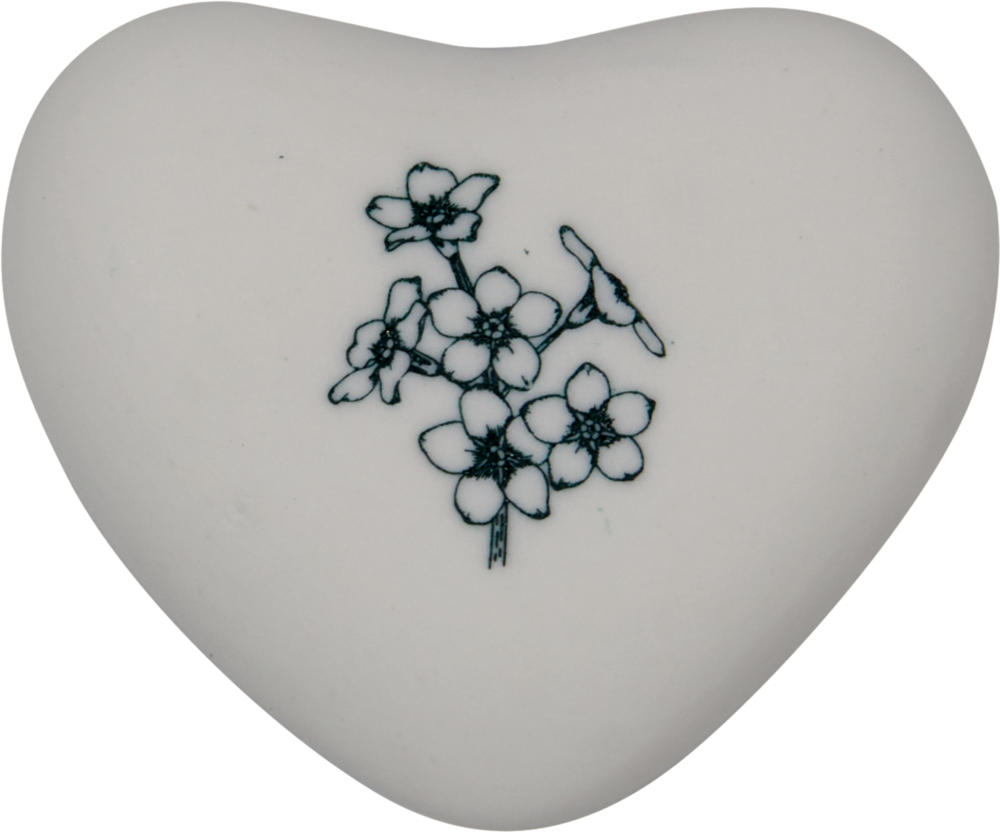 Porzellan-Herz mit dunkelblauer Linienzeichnung eines kleinen Blumenstraußes in der Mitte.