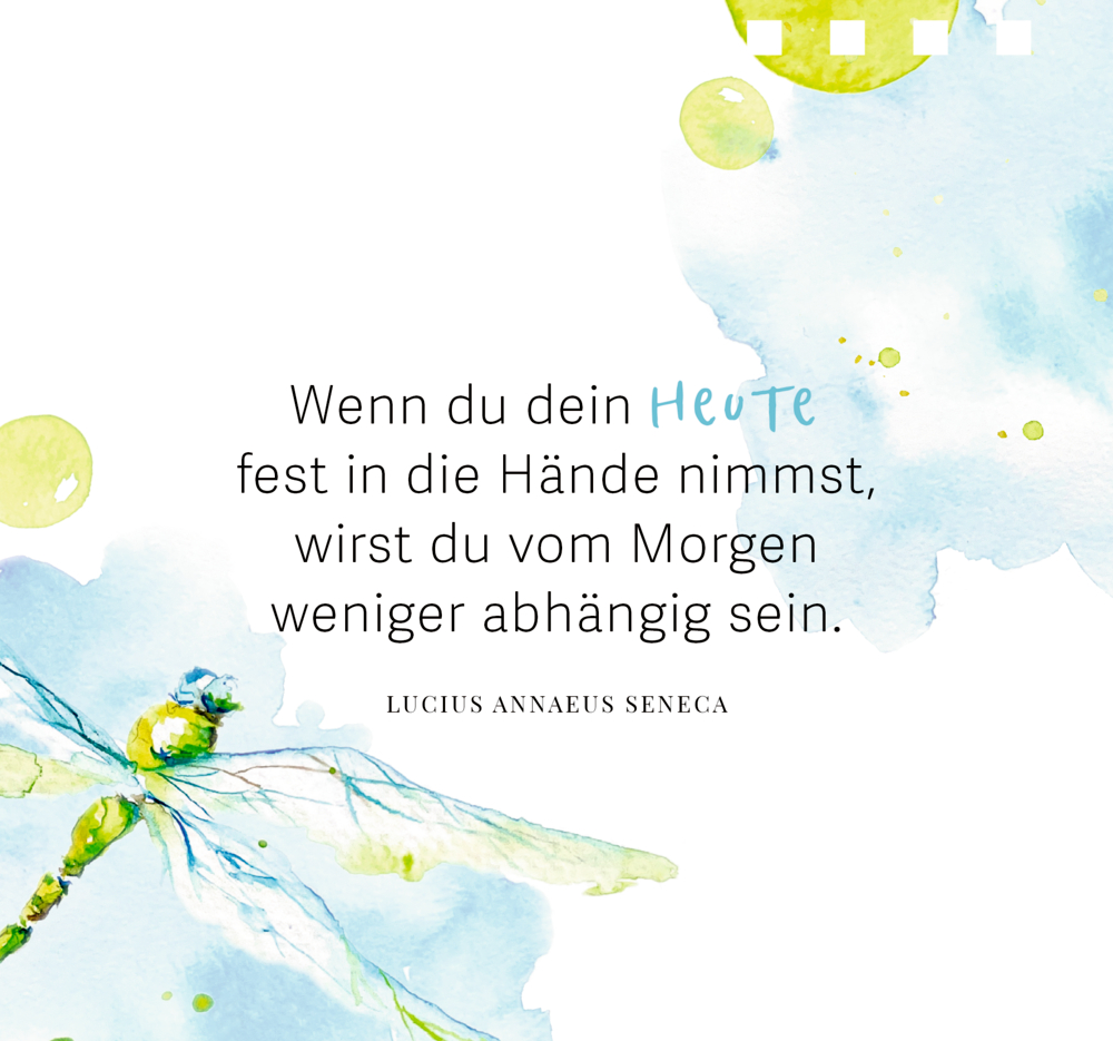 Aquarell-Libelle, abstrakte Formen und ein  Zitat von Seneca zum Leben in der Gegenwart, auf einer Seite.