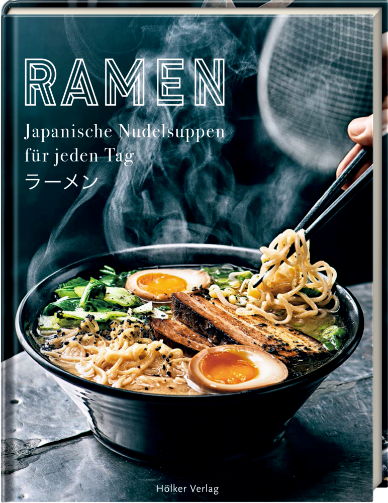 Ramen - Japanische Nudelsuppen für jeden Tag Ramen-Schüssel mit Eiern, Schweinefleisch, Gemüse; Essstäbchen heben Nudeln an; Text erscheint auf dem Buchcover.