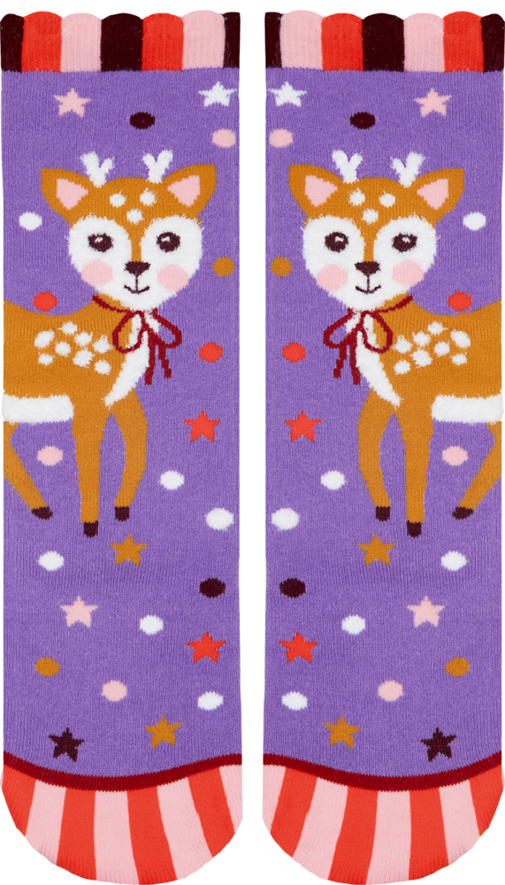 Lila Socken mit Reh-Illustration, Sternen und Punkten; rot-weiß gestreifte Zehenpartie und gewellte Oberseite.